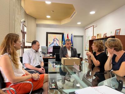 La delegada del Consell en Alicante y el alcalde de Aspe se reúnen para tratar las inversiones de la Generalitat en el municipio